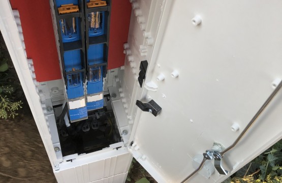 Csatlakozóelosztó berendezés, fogadó szekrény